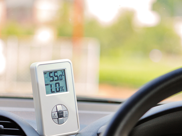 暑さと日差しを和らげて夏の車内を快適に過ごすためのコツをお伝えします。