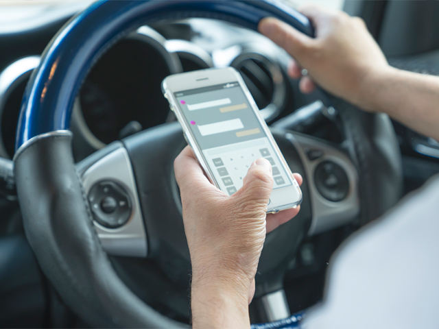 近年、事故の原因となるケースが急増しているのが、運転中のスマホ使用やカーナビの注視といった「ながら運転」です。2019年に厳罰化され、違反点数や反則金は3倍になりました。
