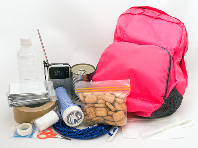 クルマに常備したい防災グッズとしては、数日分の食料や生活必需品、応急処置に使える衛生用品などがあります。