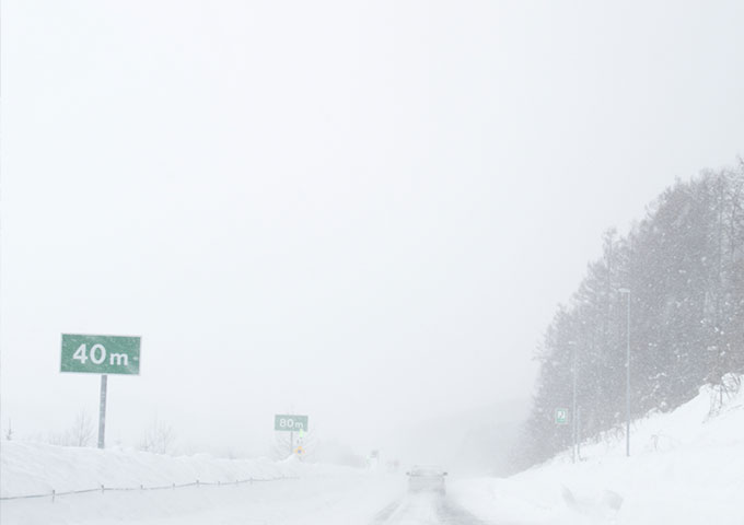 いよいよ寒さも本番。例年、東京でも初雪が観測されるこの時期、いざ積もってしまってから慌てないためにも、今回は、雪道で起こりがちなトラブルを回避するための対策や、いざというときの対処法をご紹介します。