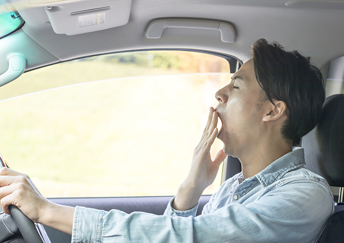 慣れた道でも注意を怠らず、思いやりを持って運転することが必要です。