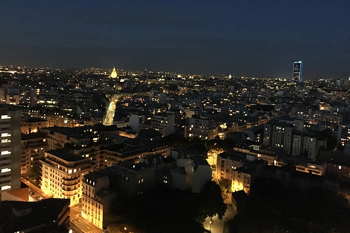 「部屋から見えるパリの夜景」