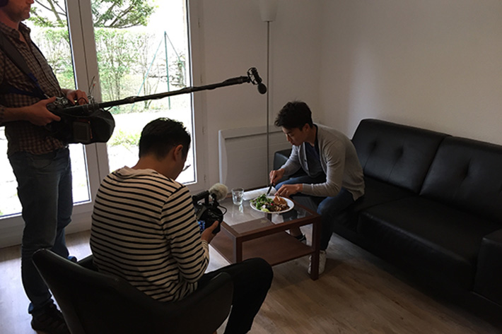 フランスでの生活をカメラの前で紹介