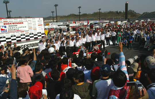 2004年のインディジャパンのレース後にHPD全員で記念撮影! やっと勝てました。