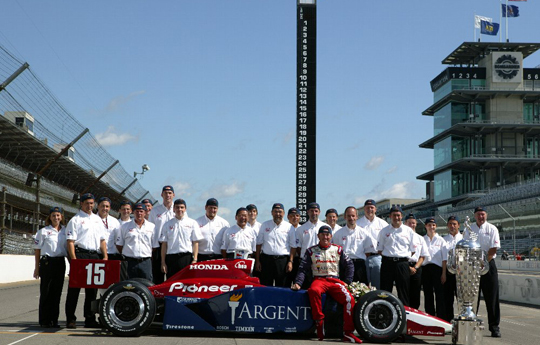 2004年のインディ500のレース後、ウイナーのバディ・ライスと同じ様に帽子を被って記念撮影です!