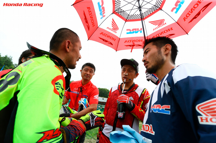 勝谷武史(左)、成田亮(中央右)、山本鯨(右)