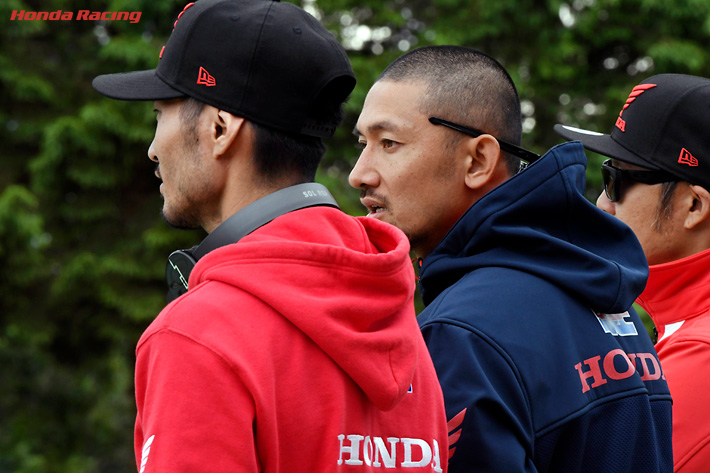 山本鯨(左)、勝谷武史コーチ(右)