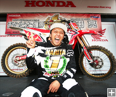 �V�[�Y���D�������A���_��CRF450R�ƂƂ���