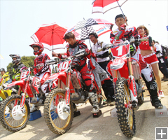 �V�[�Y���J����F�{�̃X�^�[�g���O�̗l�q