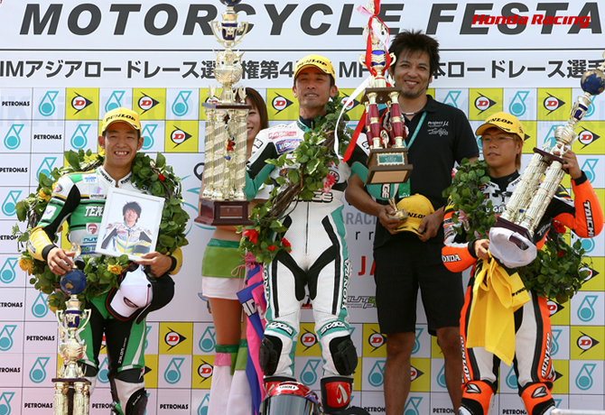 HONDA The Power of Dreams																																																																																																																																																																																																																									JSB1000は高橋巧が秋吉耕佑を抑え今季初優勝を飾る!!J-GP2は中上貴晶が独走で今季4勝目。    J-GP3は仲城英幸が今季初勝利、NSF250Rが2連勝飾る!