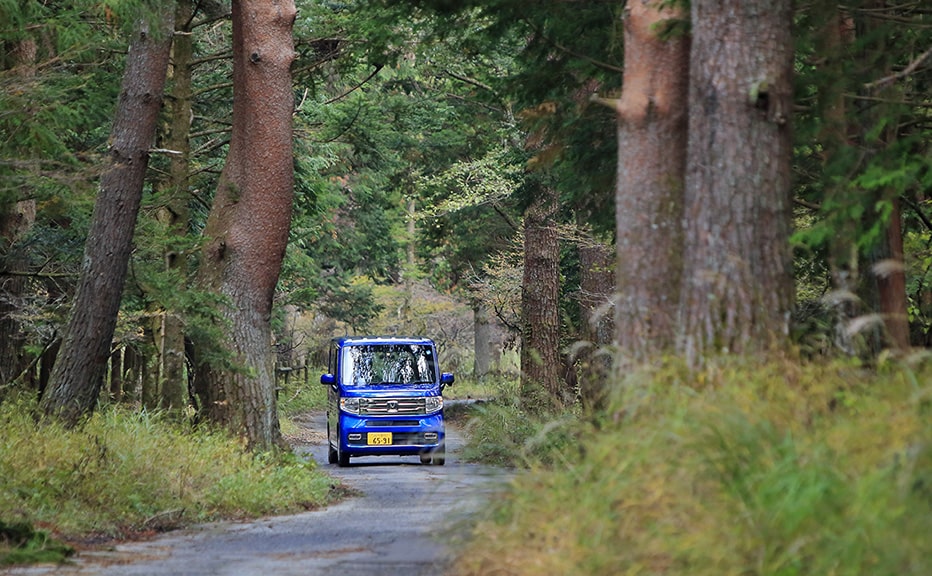 軽自動車は、日本のフィールドにはぴったり。林道もすいすい走れて、狭いスペースでも楽に駐車できます