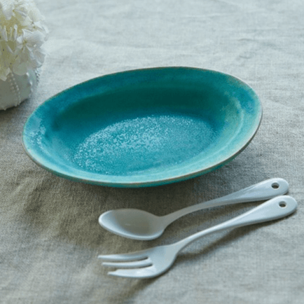 写真：青い皿と白いカトラリー