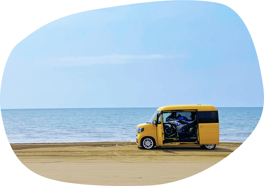 写真：浜辺に停車されたN-VAN