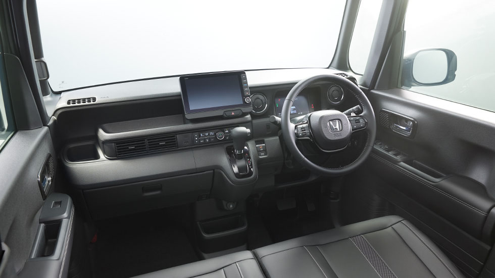 Photo：N-BOX CUSTOM ターボ（FF）コーディネートスタイル　インテリアカラーはブラック　ディーラーオプション装着車