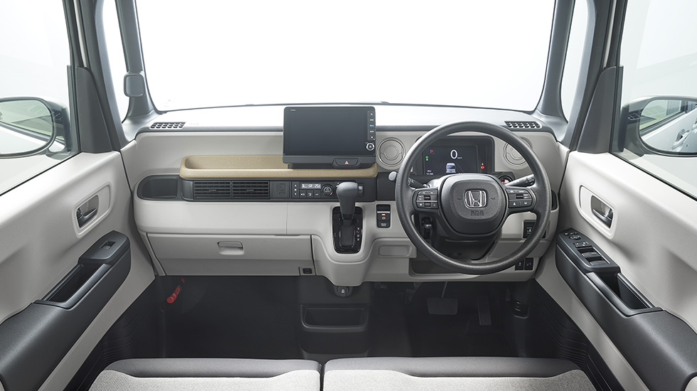 Photo：N-BOX（FF）　インテリアカラーはグレージュ×グレー　メーカーオプション、ディーラーオプション装着車
