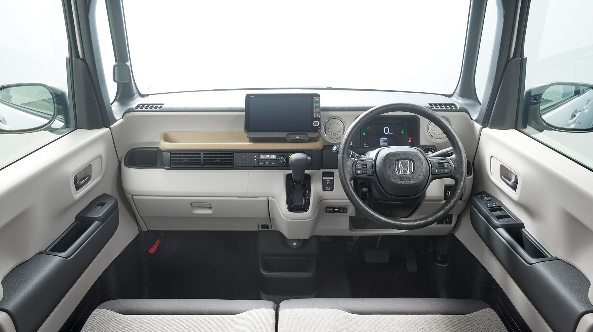 N-BOX（FF）　メーカーオプション装着車　インテリアカラーはグレージュ×グレー