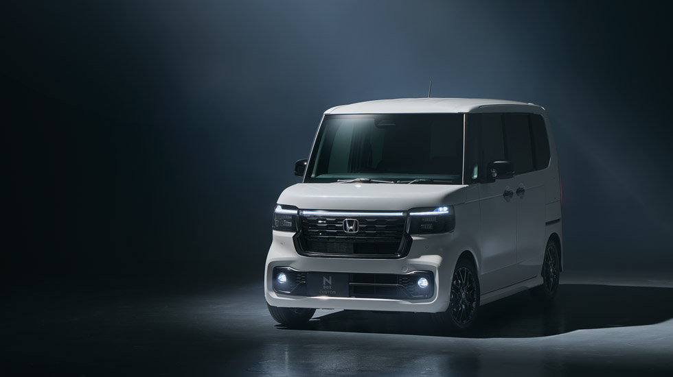 Photo：N-BOX CUSTOM ターボ 特別仕様車 BLACK STYLE（FF）　ボディーカラーはプラチナホワイト・パール　ディーラーオプション装着車