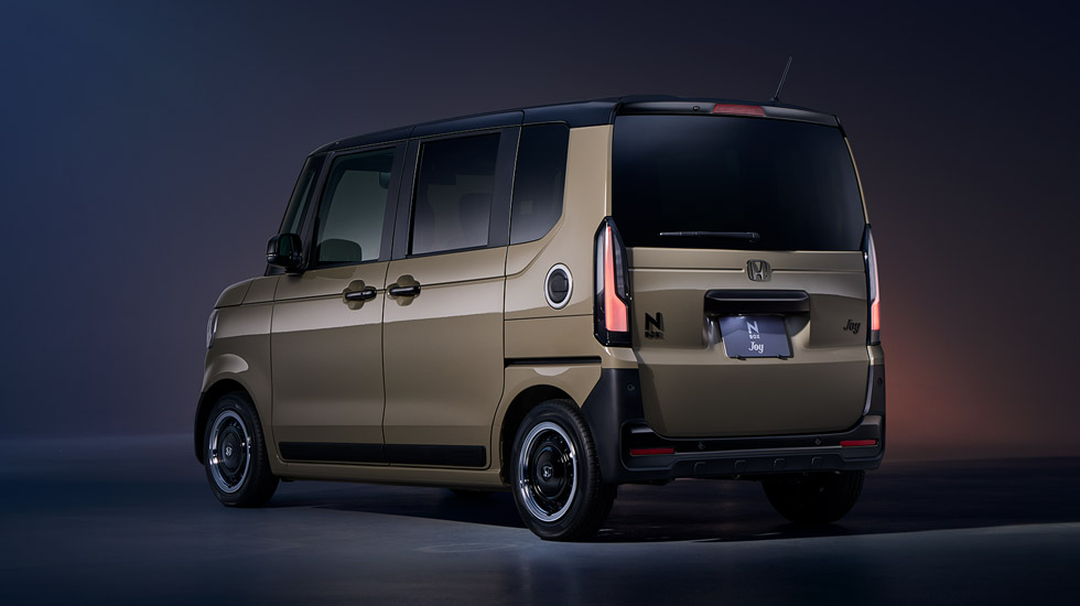 Photo：N-BOX JOY ターボ 特別仕様車 BLACK STYLE（FF）　ボディーカラーはデザートベージュ・パール＆ブラック