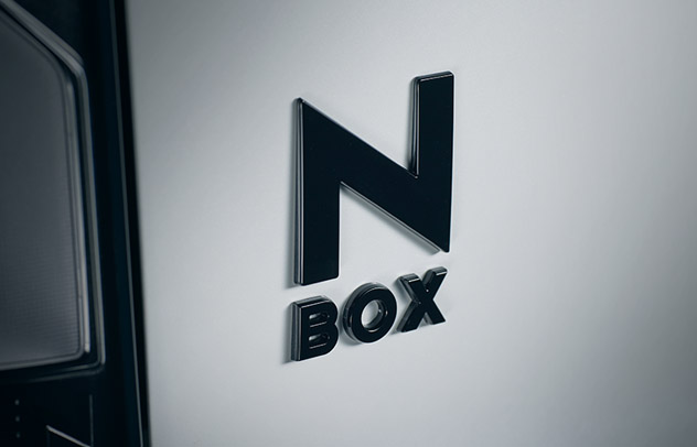 クリスタルブラック・パール塗装 N-BOX エンブレム