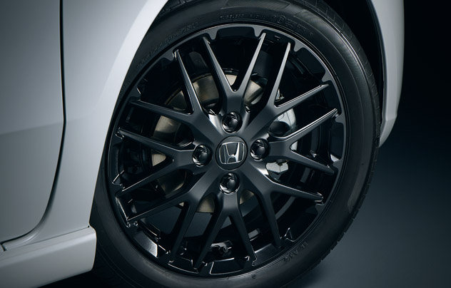 専用15インチアルミホイール（ベルリナブラック塗装）＋ブラックホイールナット