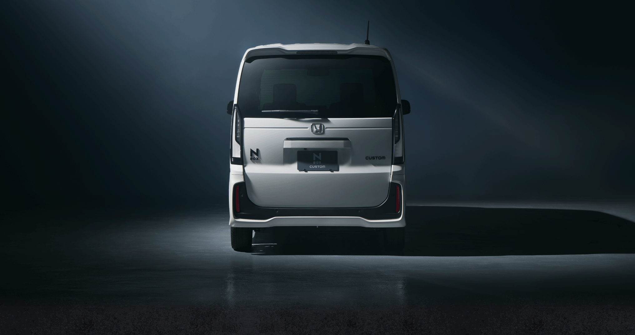 Photo：N-BOX CUSTOM 特別仕様車ターボ BLACK STYLE