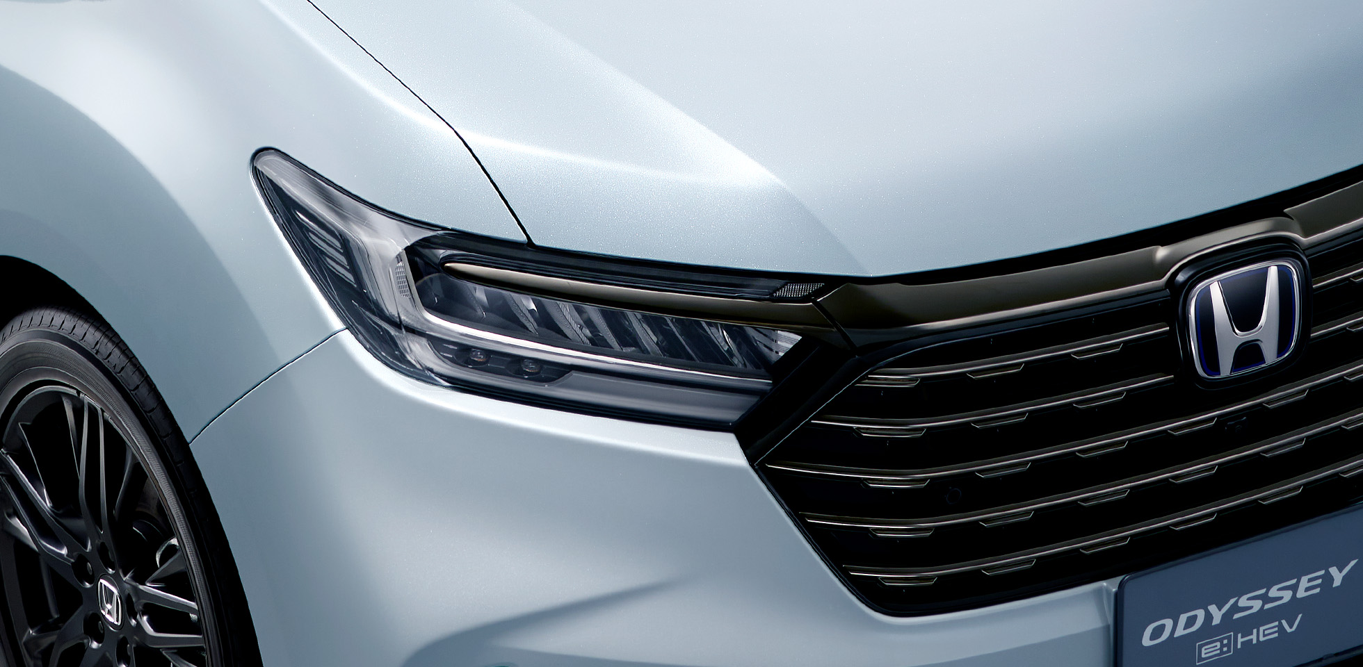 e:HEV ABSOLUTE・EX BLACK EDITION　ボディーカラーはダイヤモンドダスト・パール　ディーラーオプション装着車