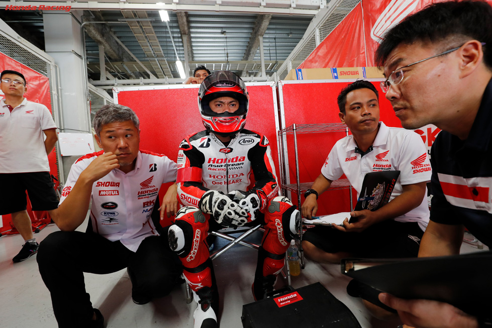 (左から)玉田誠 Honda Asia-Dream Racing with SHOWA チーム監督、ザクワン・ザイディ