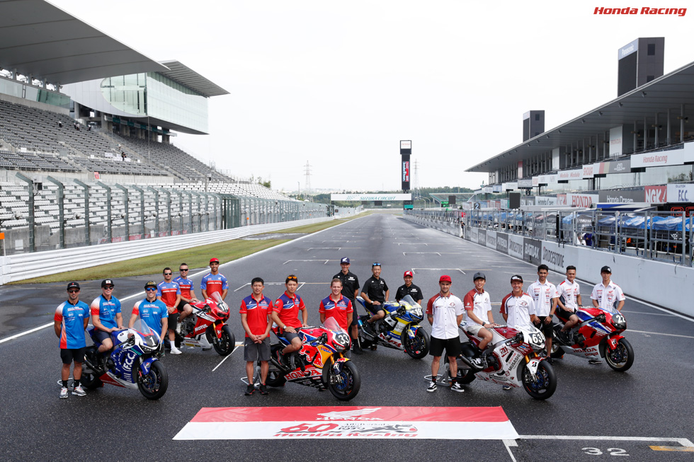 （手前左から）F.C.C. TSR Honda France、Red Bull Honda、MuSASHi RT HARC-PRO. Honda（奥左から）Honda Endurance Racing、KYB MORIWAKI RACING、Honda Asia-Dream Racing with SHOWA