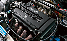 EF9でデビューし、実績を積んだDOHC VTECのB16Aエンジンは継続採用。デビュー当初の205馬力から高回転化とパワーアップが進み、最終的には230馬力まで進化。最強のテンロクエンジンとなった。