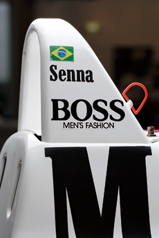 ロールバーにはブラジル国旗とセナの名が描かれる。