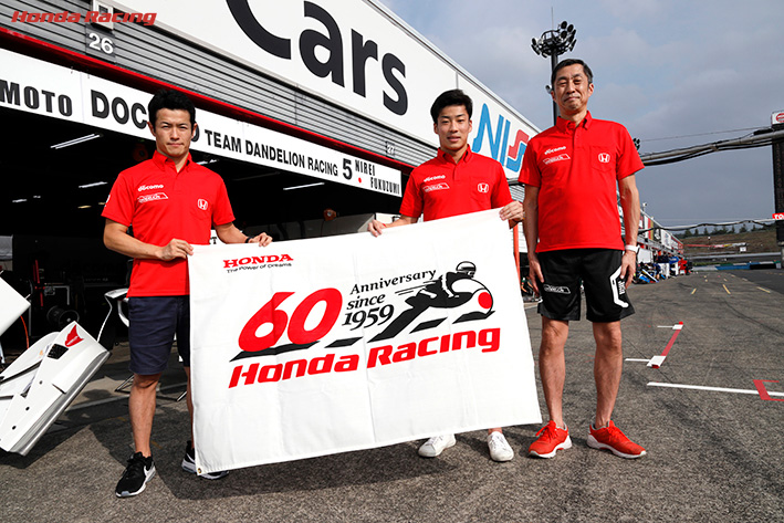 (左から)山本尚貴、福住仁嶺、村岡潔 DOCOMO TEAM DANDELION RACING監督