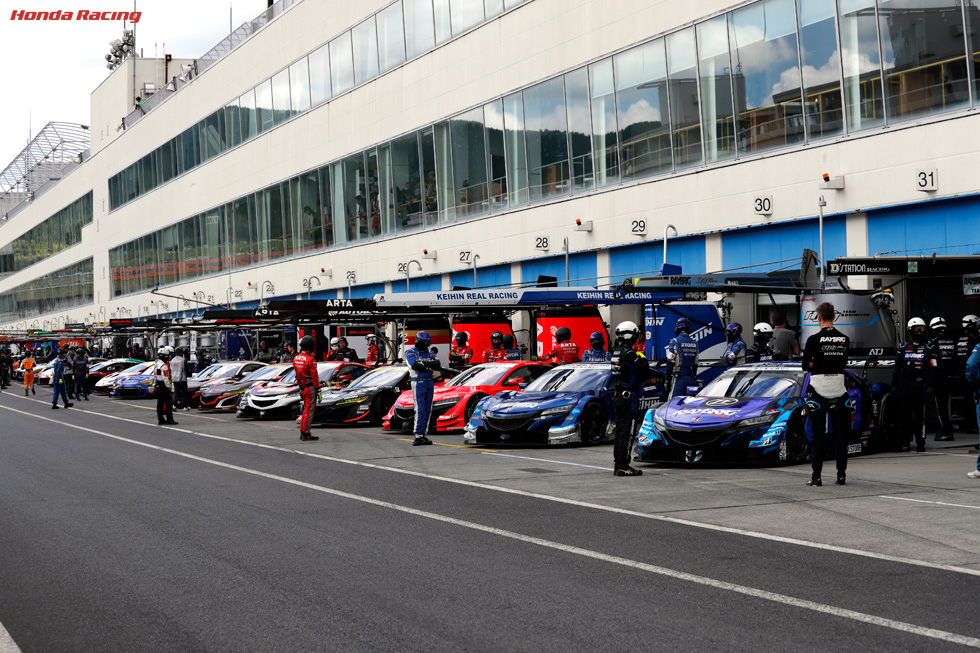 SUPER GT 第6戦 決勝前のピットガレージ