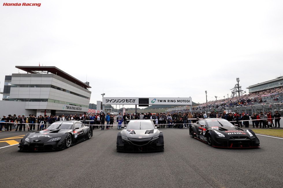 2020年型NSX-GT(中央)