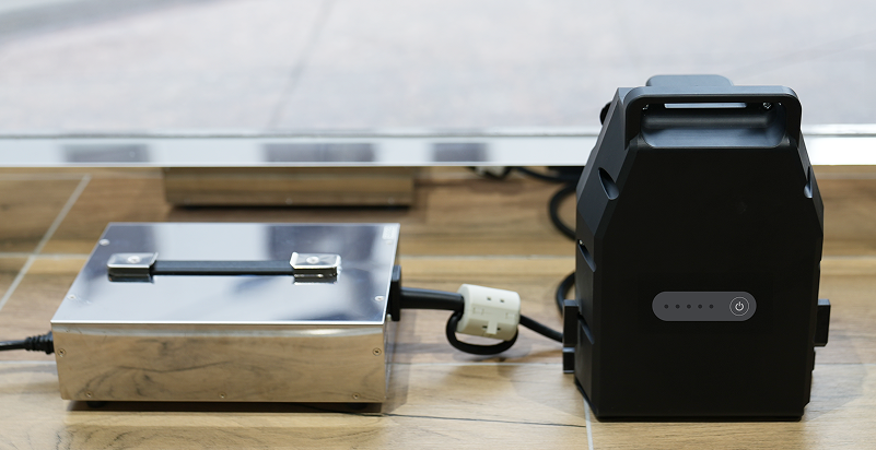 専用充電器（AC100V）を用い、通常の室内コンセントで充電可能