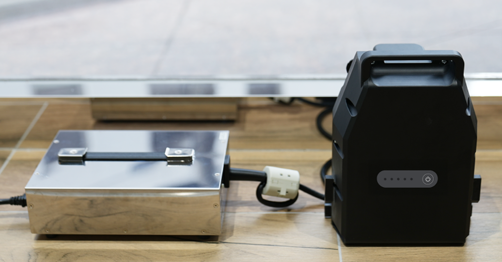 専用充電器と交換式バッテリー