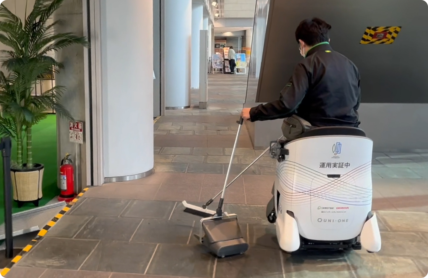 スタッフがUNI-ONEで清掃業務を行う様子