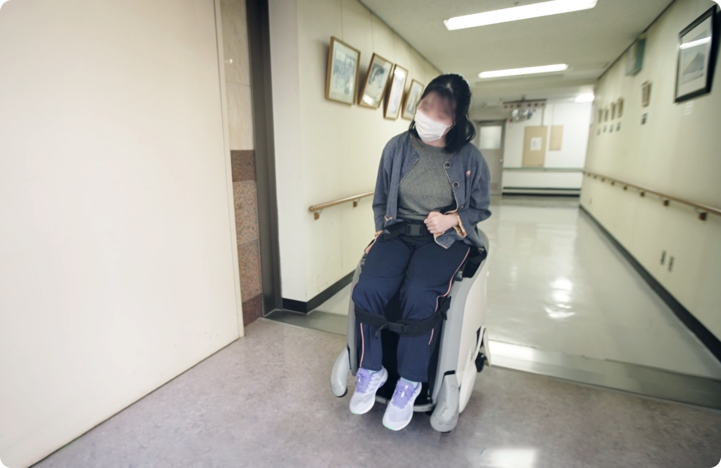 自分の力で移動する利用者の様子