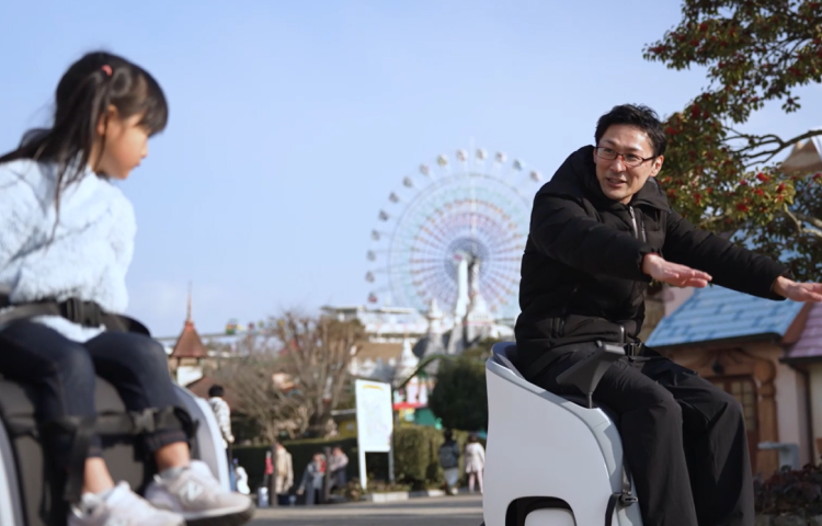 短期イベントレンタル — 遊園地で親子がUNI-ONEに乗って楽しむ様子