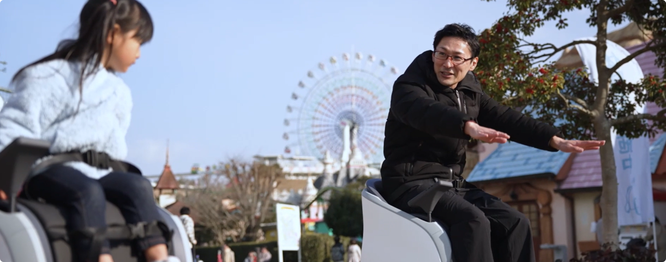短期イベントレンタル — 遊園地で親子がUNI-ONEに乗って楽しむ様子
