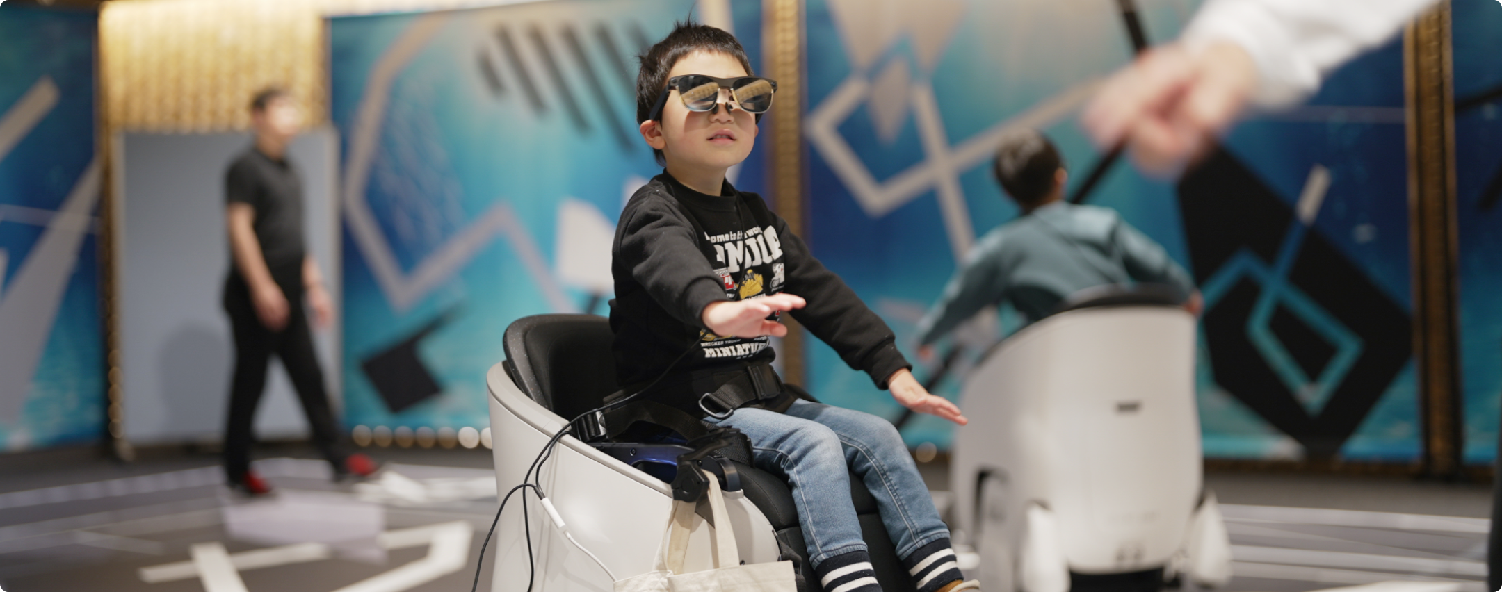 短期イベントレンタル — ARグラスを着けた子どもがUNI-ONEでアトラクションを体験する様子
