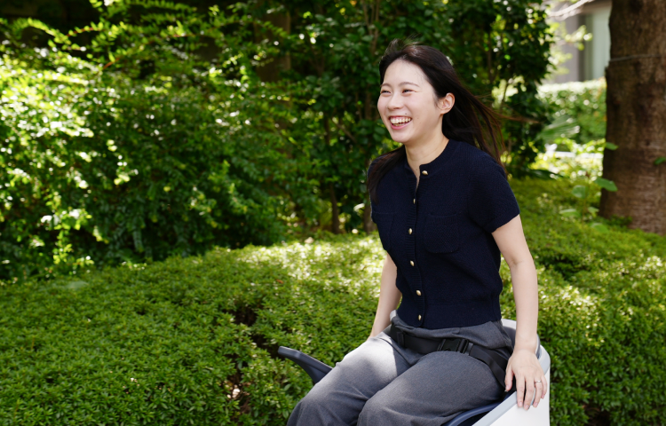短期イベントレンタル — 緑の中をUNI-ONEで散策する女性