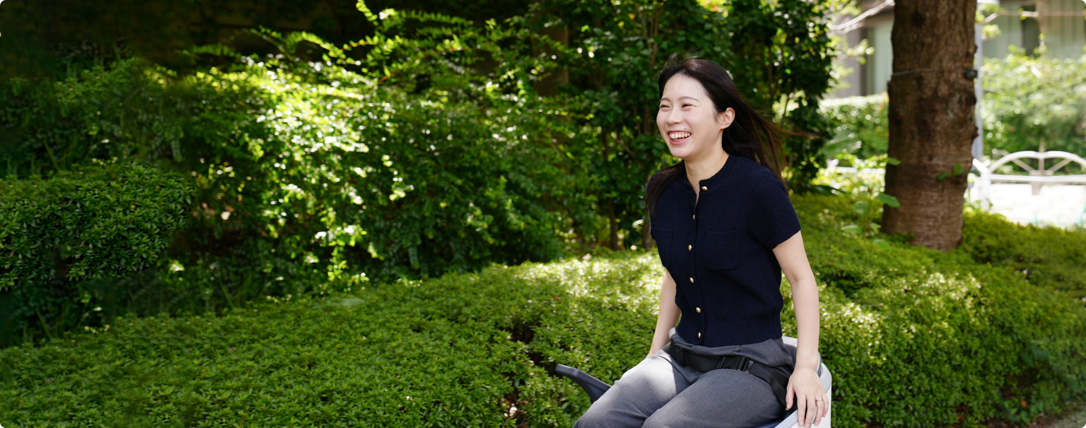 短期イベントレンタル — 緑の中をUNI-ONEで散策する女性