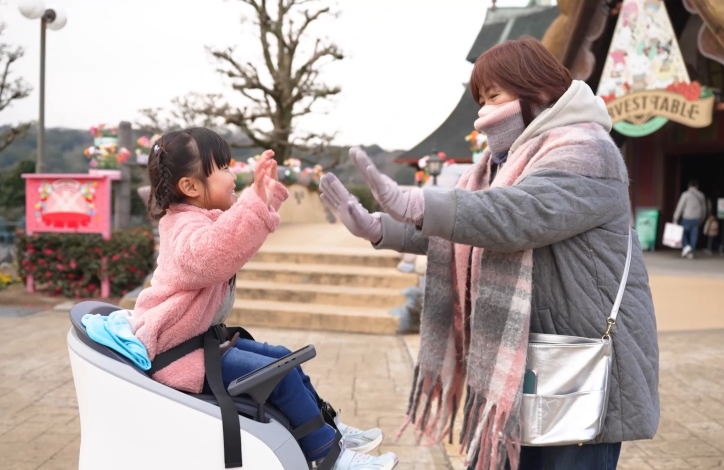 UNI-ONEに乗った子どもとハイタッチする来場者