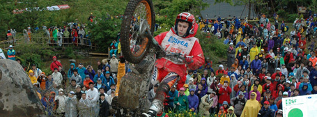 ��4�� ���{