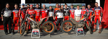 ��4�� ���{