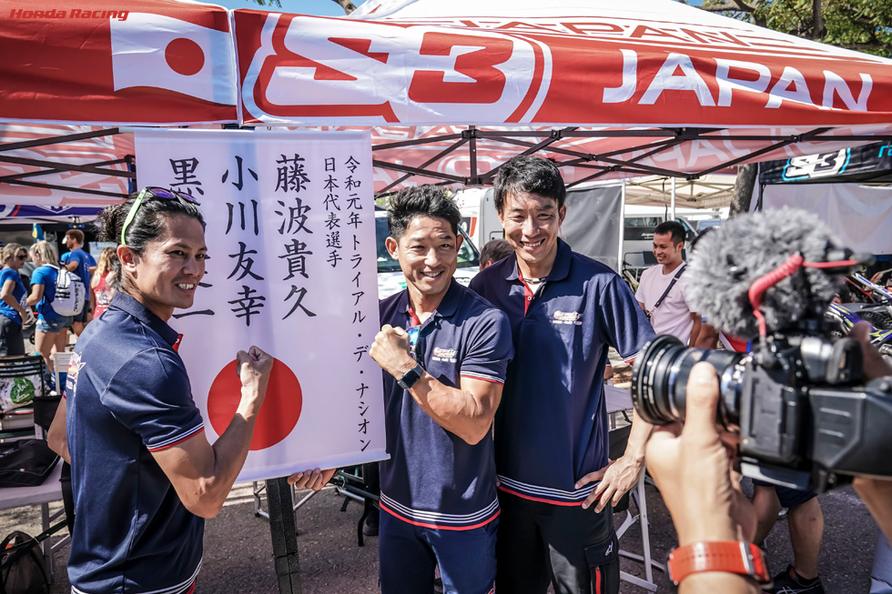 日本チーム(左から黒山健一、藤波貴久、小川友幸)