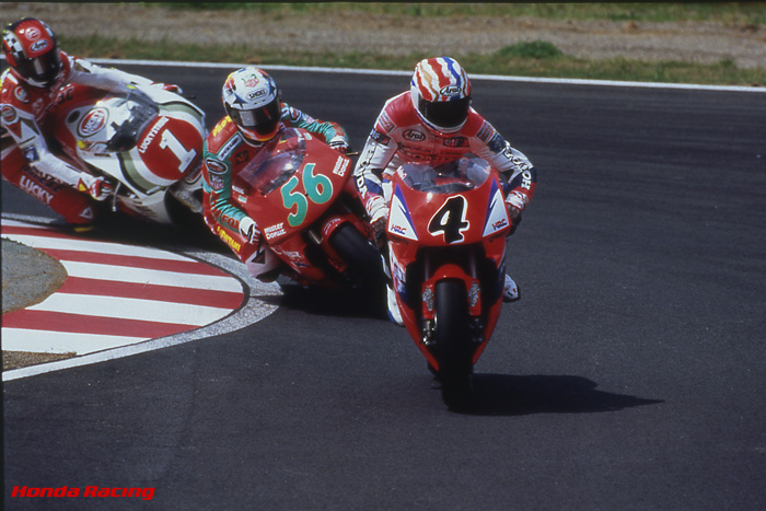 1994年 500cc  先頭からミック・ドゥーハン、阿部典史、ケビン・シュワンツ
