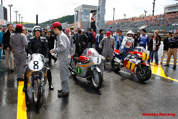 Hondaマン島TT参戦50周年のセレモニーでは、谷口尚巳、高橋国光、フレディ・スペンサーが、当時のファクトリーマシンでデモランを行った。