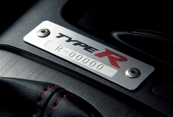 Honda｜シビック TYPE R（2011年3月終了モデル）｜Webカタログ｜主要装備｜専用アルミ製エンブレム（コンソール、シリアルナンバー入り）