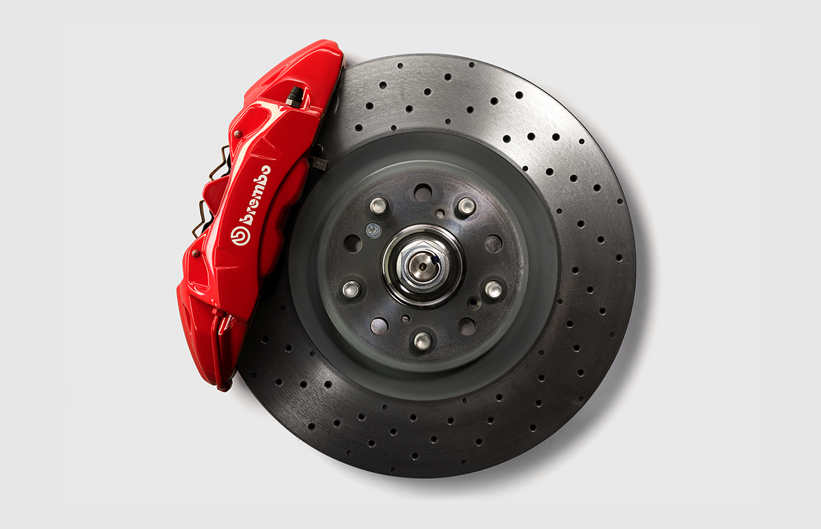 Brembo社製フロント大径ベンチレーテッドディスクブレーキ＋アルミ対向4ポットキャリパー